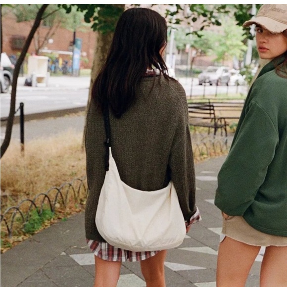 BAGGU Handbags - Baggu medium crescent bag in ivory